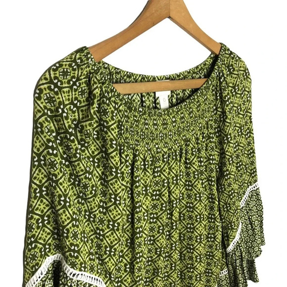Chico’s Size 0 Green Boho Peasant Top Rayon Bell Sleeve Smocked Neckline Blouse - Picture 6 of 13
